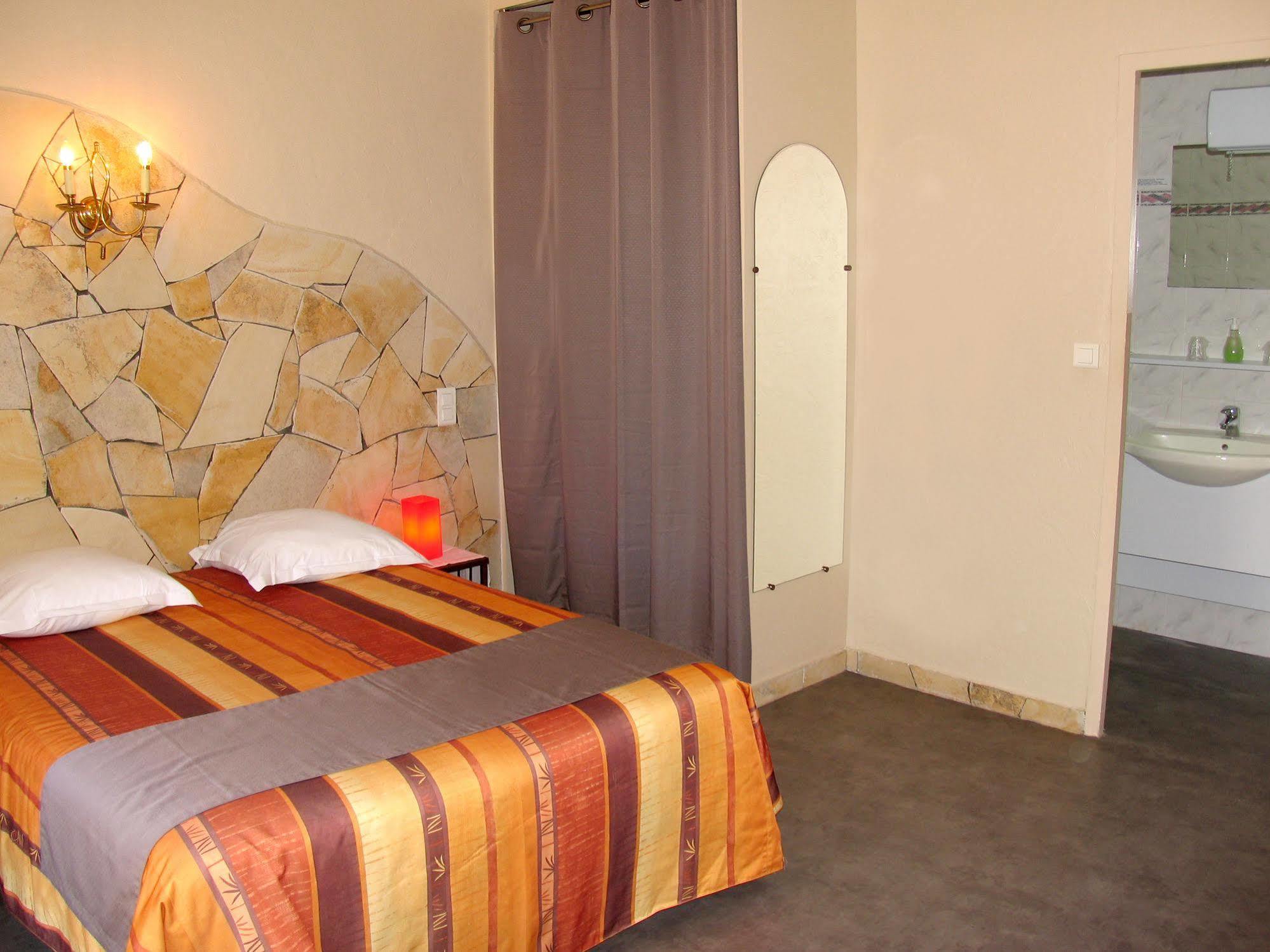 Hotel Et Studios Les Amandiers แซ็งต์-ราฟาเอล ภายนอก รูปภาพ