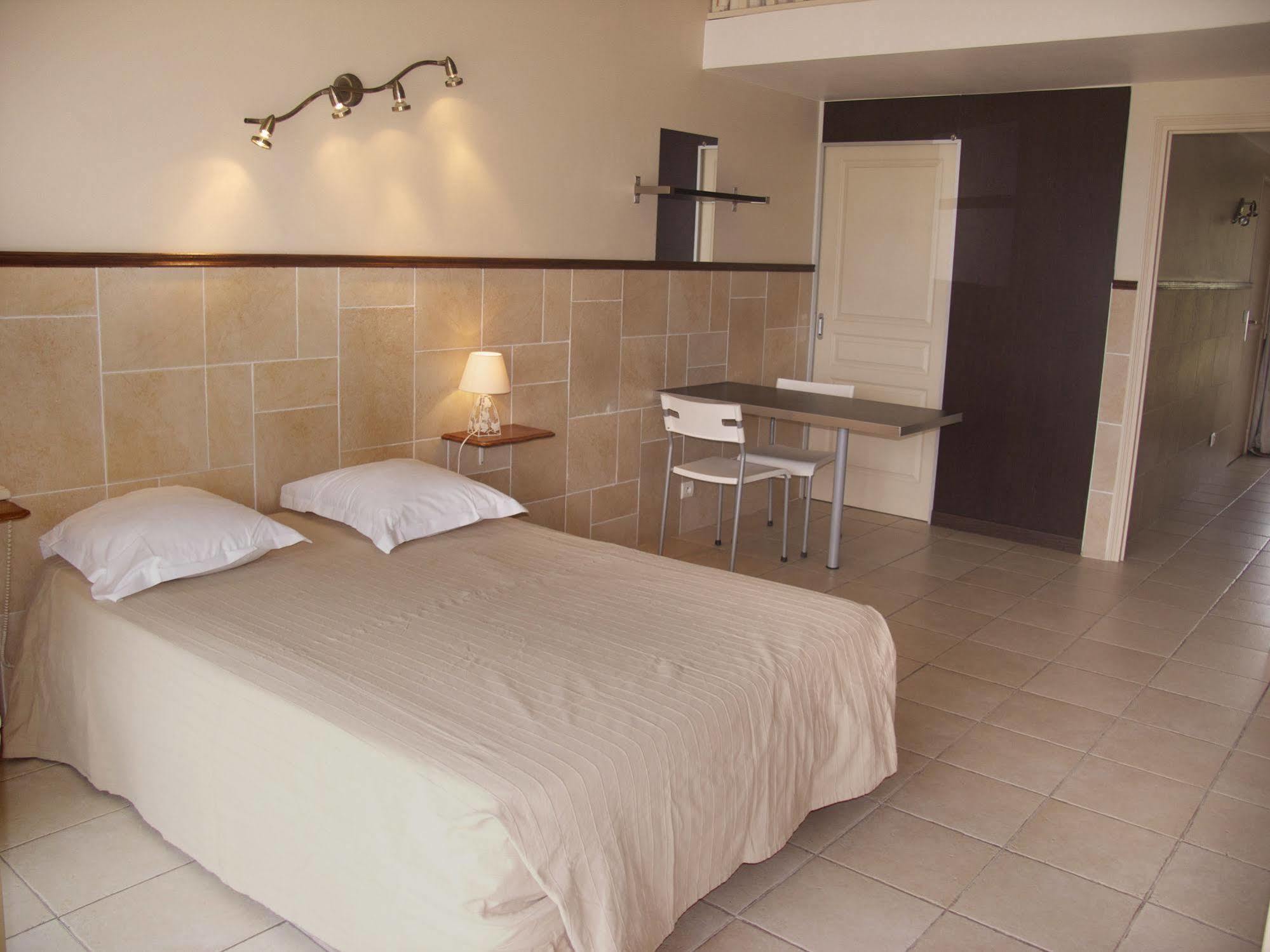Hotel Et Studios Les Amandiers แซ็งต์-ราฟาเอล ภายนอก รูปภาพ