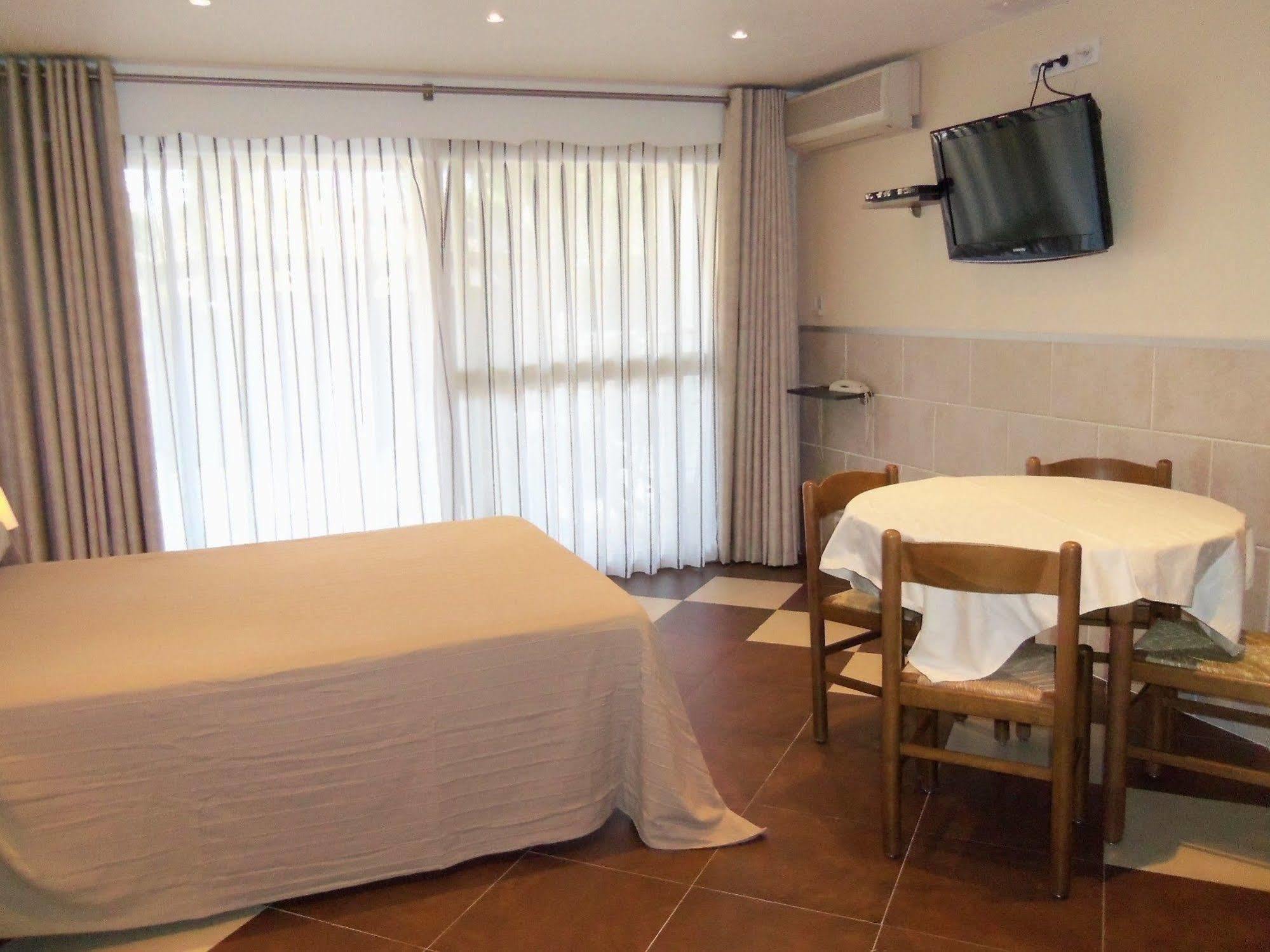Hotel Et Studios Les Amandiers แซ็งต์-ราฟาเอล ภายนอก รูปภาพ
