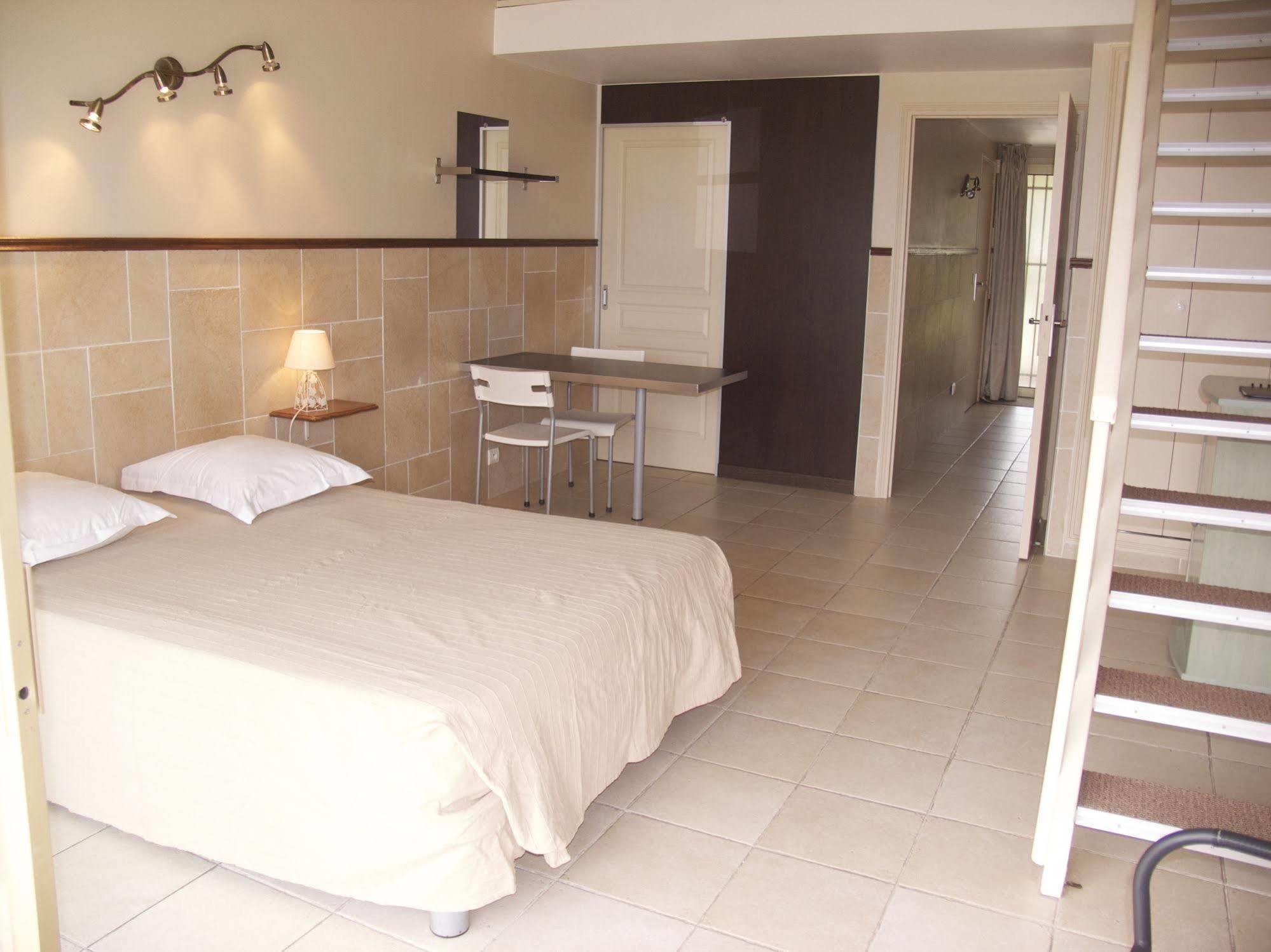 Hotel Et Studios Les Amandiers แซ็งต์-ราฟาเอล ภายนอก รูปภาพ